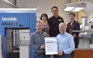 Das PSO-Team des Kalenderherstellers terminic mit Udo Eickelpasch, Prüfer des vdmno e.V. (vorne rechts) halten gemeinsam die Urkunde in der Hand