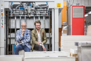 Wolfgang Rolla du Rosey neben seinem Sohn Huschke Roll du Rosey in der Produktion von terminic