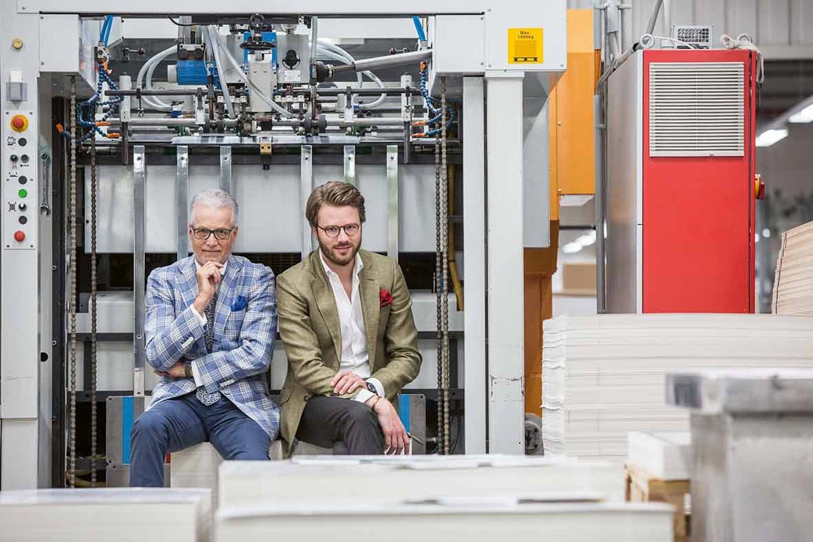 Wolfgang Rolla du Rosey neben seinem Sohn Huschke Roll du Rosey in der Produktion von terminic