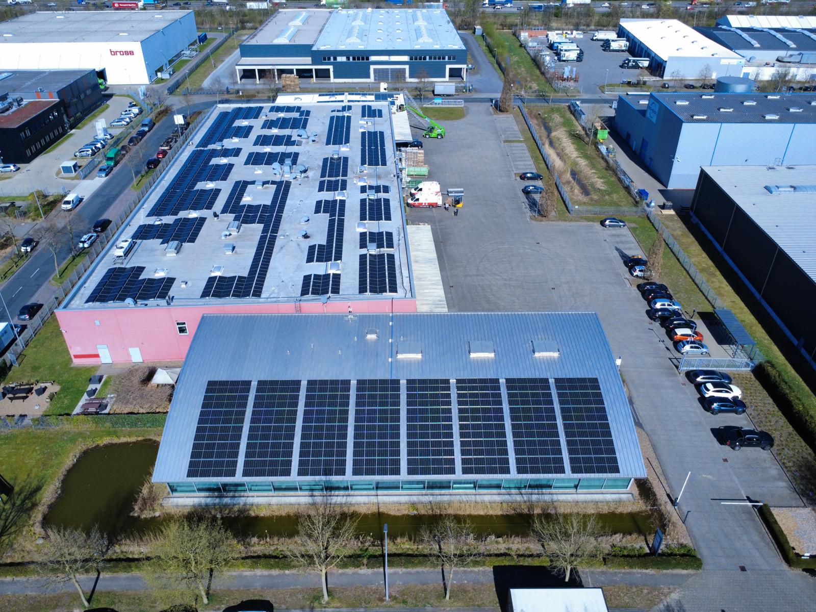 Die Luftaufnahmen zeigen die 1056 Solarmodule, die auf den Firmendächern der terminic GmbH installiert wurden.